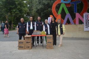 Batman’da Kavurucu Sıcaklara Karşı Soğuk Limonata ve Su Dağıtımı