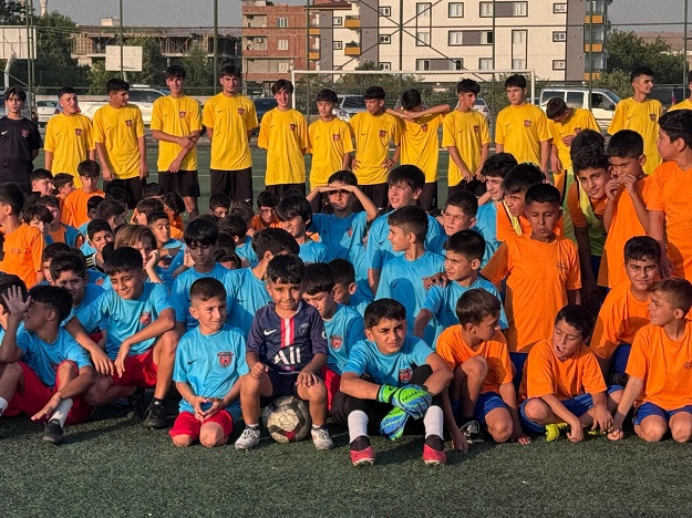 SPORCU FABRİKASI GİBİ ÇALIŞIYORLAR