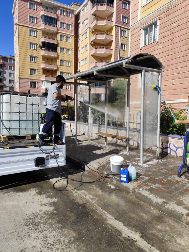 Otobüs duraklarında temizlik mesaisi