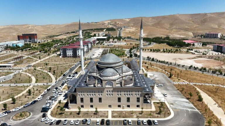 Üniversite camii açılış için gün sayıyor
