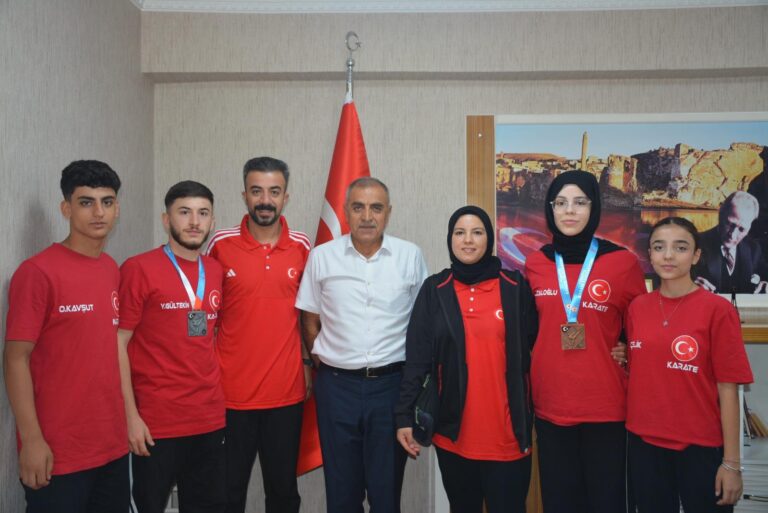 TÜRKİYE DERECESİ YAPAN KARATECİLER ÖDÜLLENDİRİLDİ