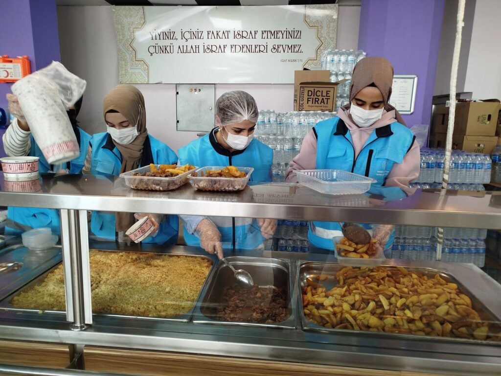 ‘KOMŞUM’ PROJESİYLE HEDEF 300 AİLEYE 10 BİN YEMEK