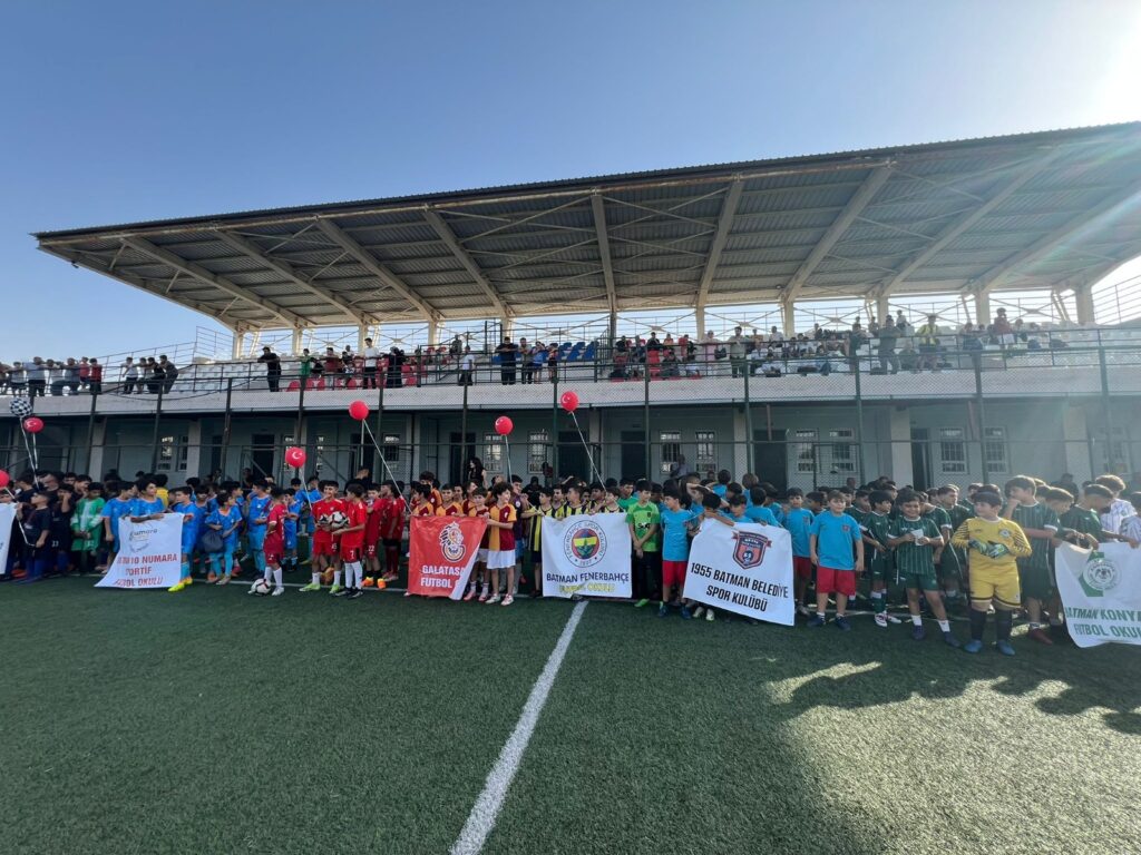 MİNİKLER FUTBOL ŞENLİĞİ COŞKUYLA BAŞLADI