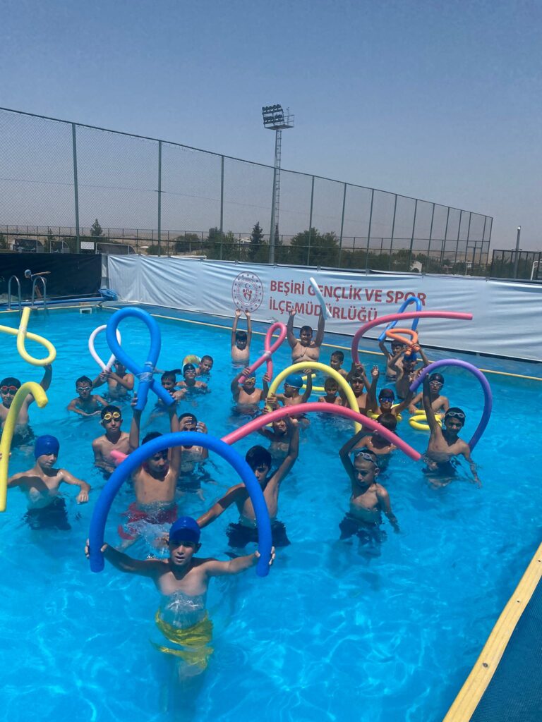 BEŞİRİ’Lİ ÇOCUKLAR YÜZMEYİ ÇOK SEVDİ