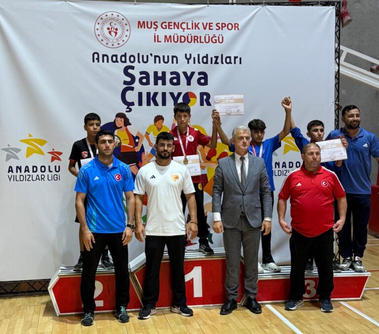 GÜREŞÇİLERİMİZ MİNDERİ RAKİPLERİNE DAR ETTİ