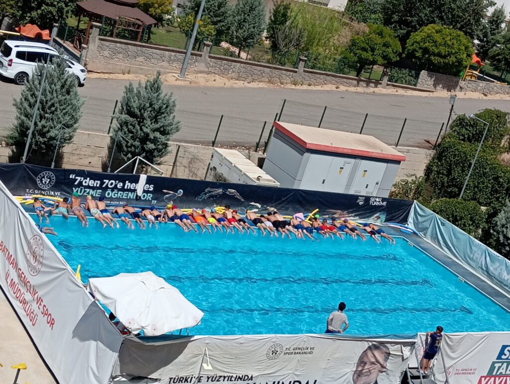 PORTATİF HAVUZDA 250 KİŞİ EĞİTİM GÖRÜYOR