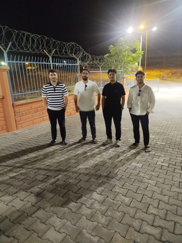 98 SEYAHAT SEVER AĞIRLANDI