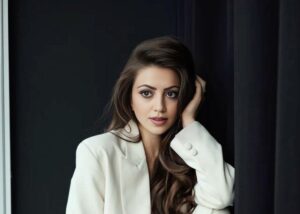 EMİRAY’dan Yaza Damga Vuran Hit: “Isır Sen Beni Isır”