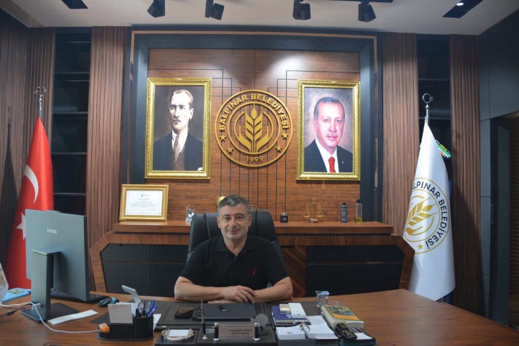 MAAŞINI ÖĞRENCİLERE BURS OLARAK VEREN BAŞKAN