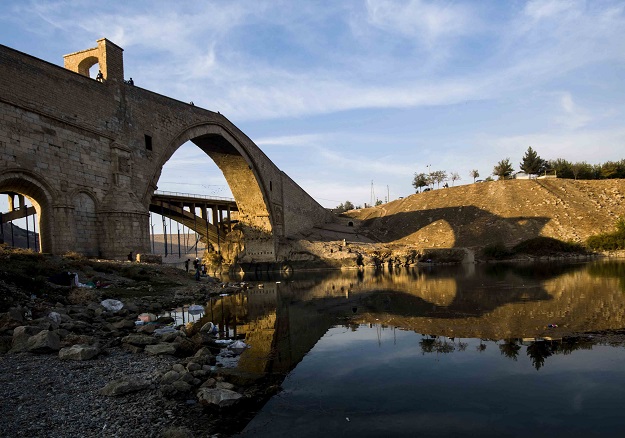 MALABADİ KÖPRÜSÜNÜN GÖLGESİNDE YARASA ADAM (BATMAN) BELİRDİ