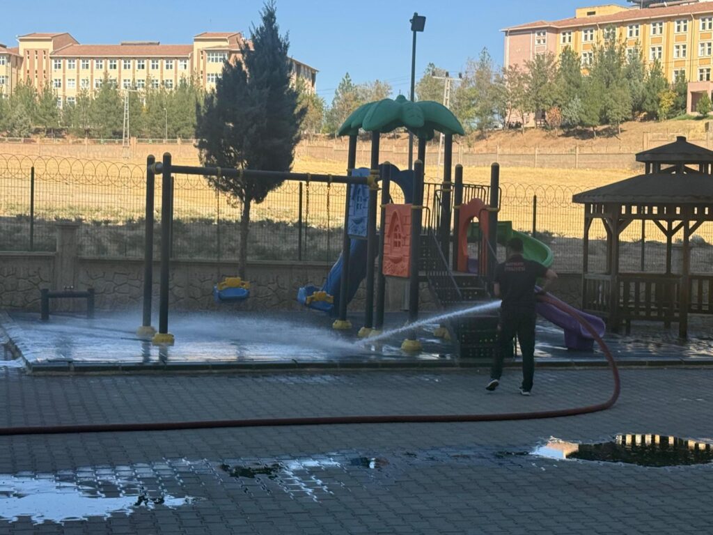 YURT BAHÇESİNE İTFAİYE ELİ DEĞDİ