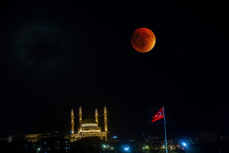Batman’da Kanlı Ay Tutulması Gökyüzünü Büyüledi