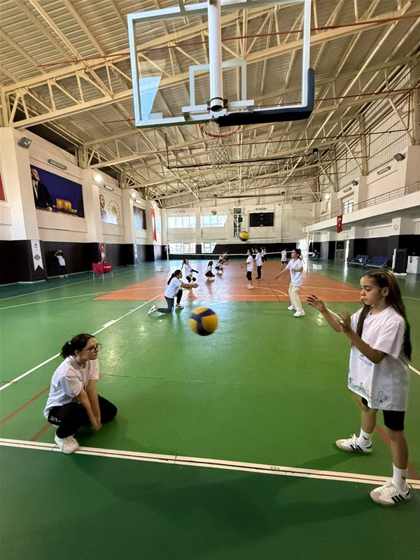 VOLEYBOL EĞİTİMLERİ ARALIKSIZ DEVAM EDİYOR