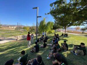 BİR AĞAÇ GÖLGESINDE, BİN KİTAPLIK YOLCULUK…