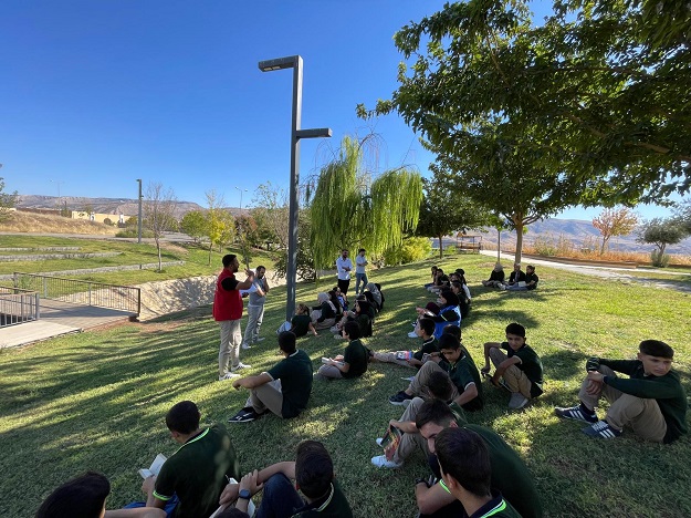 BİR AĞAÇ GÖLGESINDE, BİN KİTAPLIK YOLCULUK…