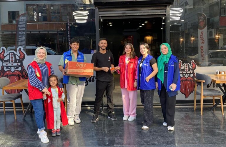 HAYVANSEVER GENÇLİK SOKAĞA İNDİ