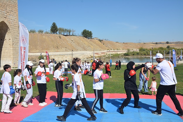 MALABADİ KÖPRÜSÜ’NDE DÖVÜŞ SPORLARI GÖSTERİSİ