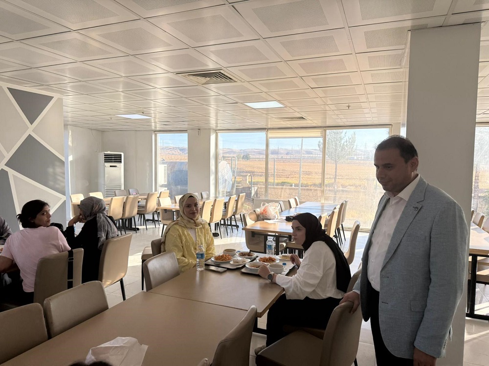 KIZ YURTLARINDA ÖĞRENCİLERLE YEMEK TADIMI VE SOHBET