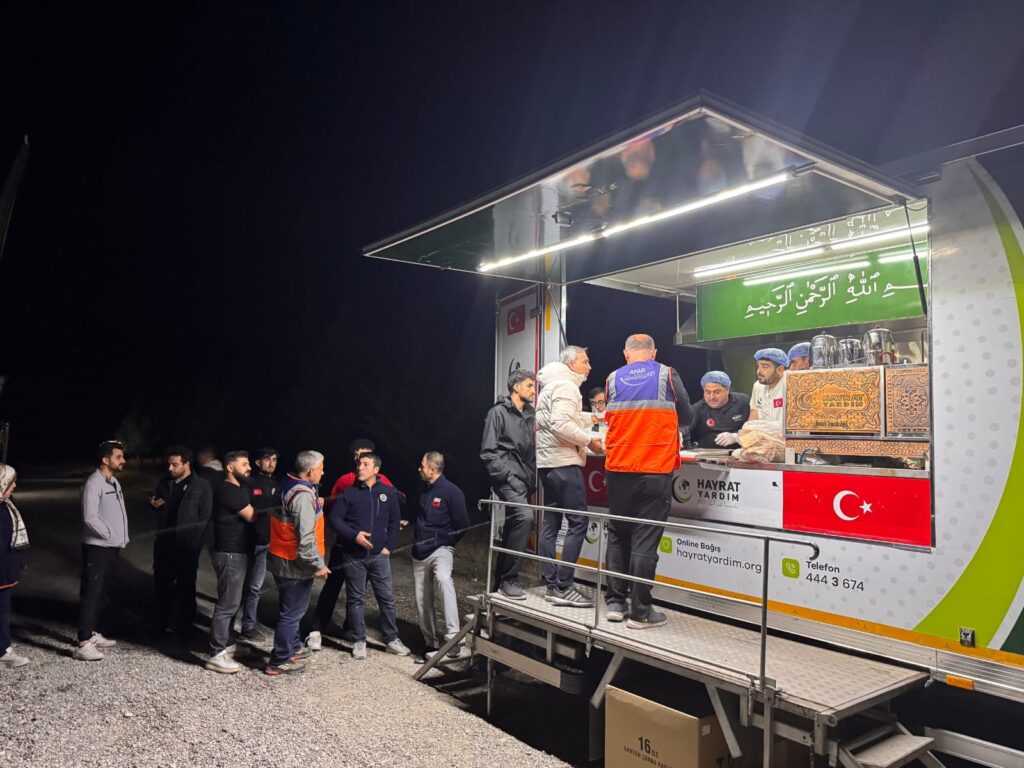 Hayrat Yardım 3 Günde 3 Bin Kişiyi Besledi