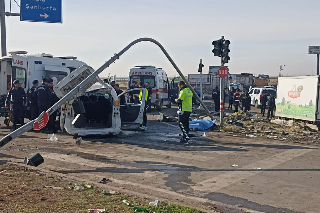 DİYARBAKIR YOLUNDA FECİ KAZA: 4 ÖLÜ, 1 YARALI