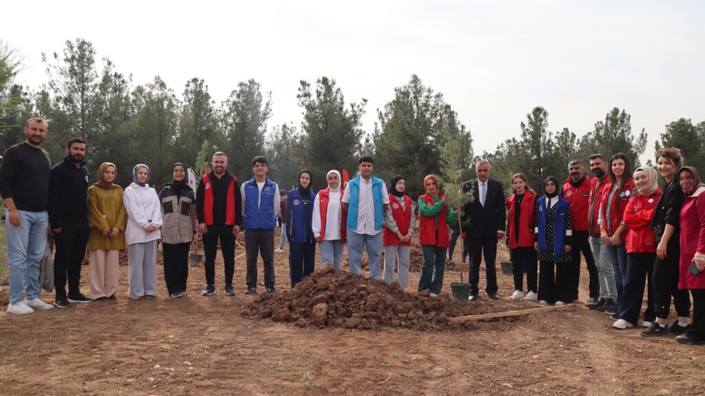 GENÇLİK GELECEK İÇİN FİDAN DİKTİ