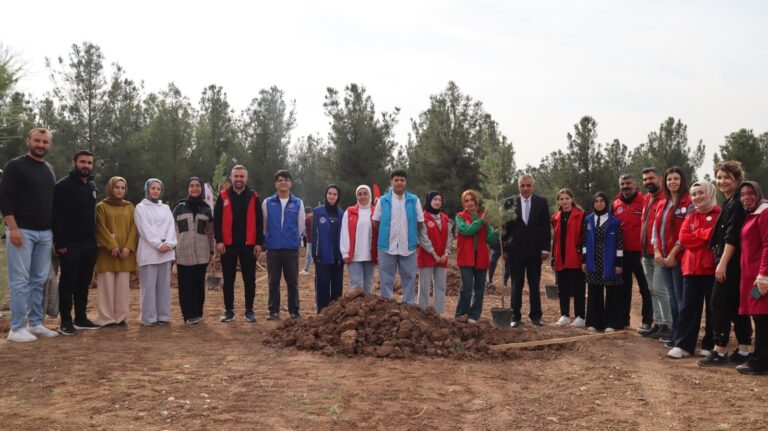 GENÇLİK GELECEK İÇİN FİDAN DİKTİ