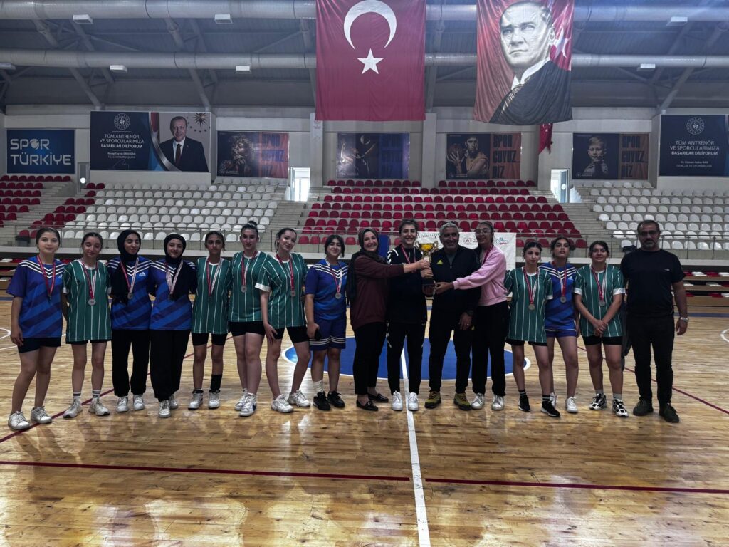 HENTBOL GENÇ KIZLARDA ŞAMPİYON İBN-İ SİNA MTAL