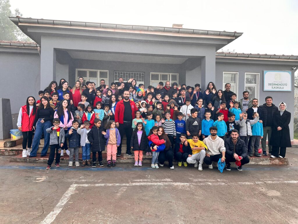 GENÇLER DEĞİRMENÜSTÜ KÖYÜ’NDE ÇOCUKLARLA BULUŞTU