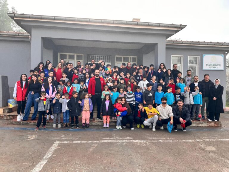 GENÇLER DEĞİRMENÜSTÜ KÖYÜ’NDE ÇOCUKLARLA BULUŞTU