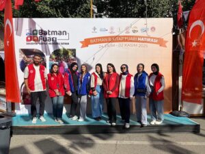 GÖNÜLLÜ GENÇLER KİTAP FUARINI GEZDİ