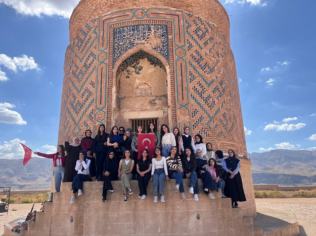 KIZ YURDU ÖĞRENCİLERİ HASANKEYF’İ GEZDİ