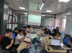 KEVSER YÖRÜK DENEYAP ATÖLYESİNDEYDİ