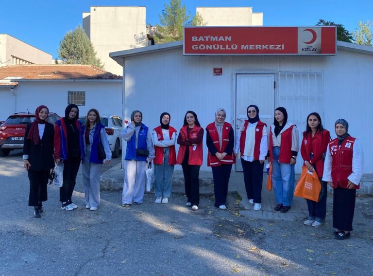 GENÇLERDEN KIZILAY’A ZİYARET
