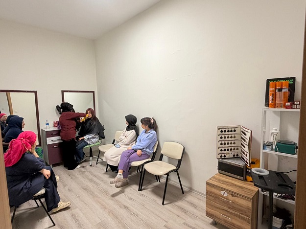 KUAFÖRLÜK MESLEĞİNİ ÖĞRENİYORLAR