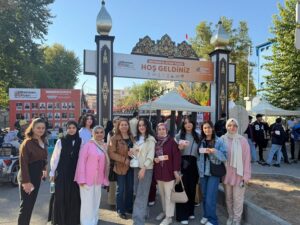 ÖĞRENCİLER KİTAP FUARINA RENK KATTI