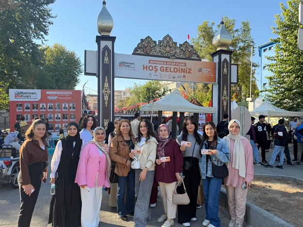 ÖĞRENCİLER KİTAP FUARINA RENK KATTI