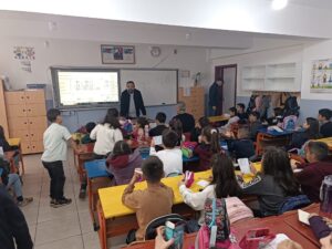 GAZETECİ SEYREK’E ÖĞRENCİLERDEN SORU YAĞMURU