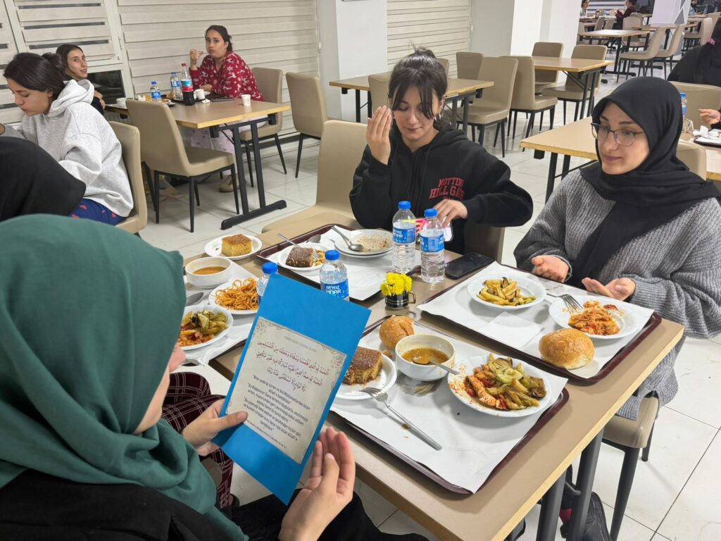 ÖĞRENCİLER YEMEĞE DUAYLA BAŞLIYOR