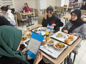 ÖĞRENCİLER YEMEĞE DUAYLA BAŞLIYOR