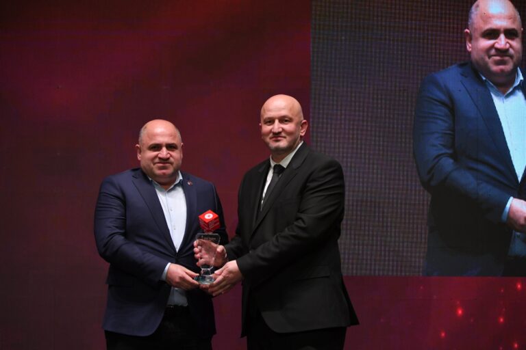 Batmanlı Akın’a Yerel Yönetim Ödülü