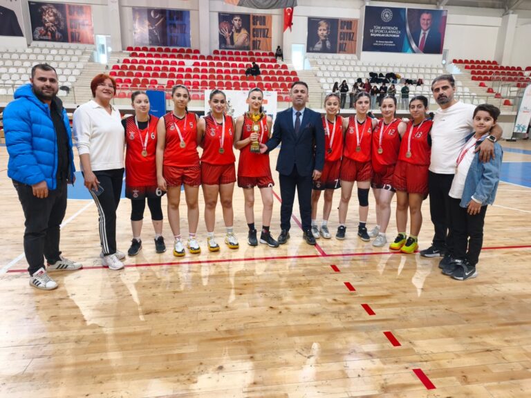 SAADET UÇAR ANADOLU LİSESİ KIZ BASKETBOL TAKIMI İL ŞAMPİYONU