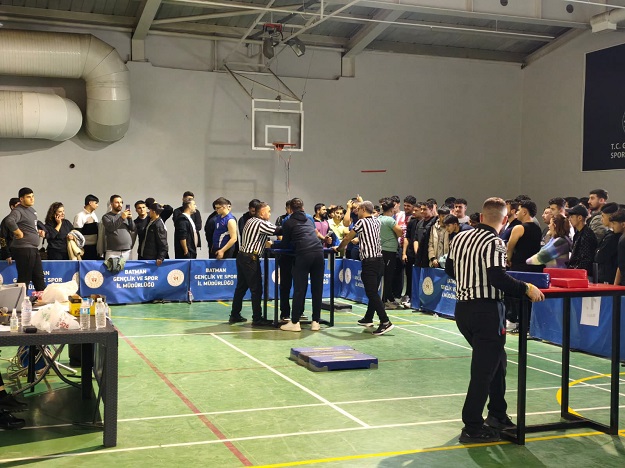 250 SPORCU BİLEK GÜREŞİNDE TER DÖKTÜ