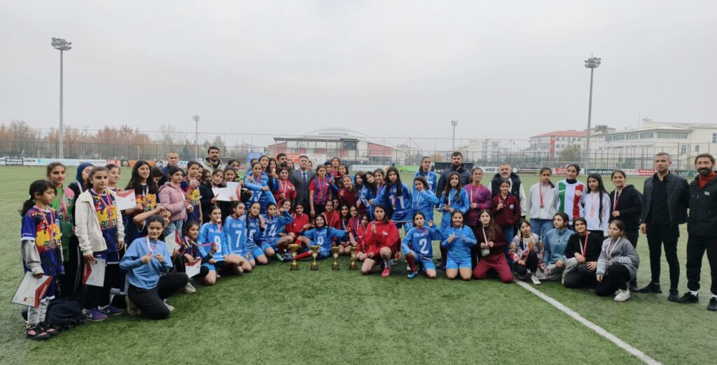 FUTBOLUN SULTANLARI 9 YILDIR YENİLMEZ ŞAMPİYON