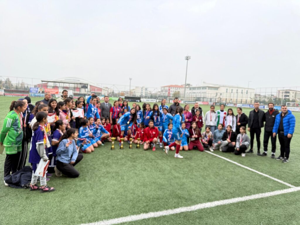 TOKİ KAZIM KARABEKİR ORTAOKULU YILDIZ KIZLAR FUTBOLDA ZİRVEDE