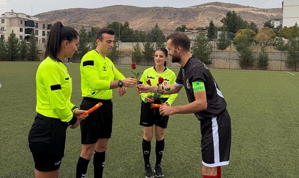 GERCÜŞ BAĞLAR SPOR, HAKEMLERİ ÇİÇEKLE KARŞILADI