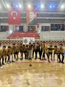 HENTBOL KÜÇÜK ERKEKLERDE ŞAMPİYON PETROL ORTAOKULU