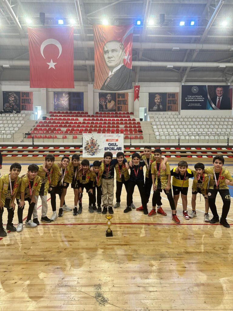 HENTBOL KÜÇÜK ERKEKLERDE ŞAMPİYON PETROL ORTAOKULU