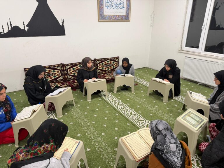 ÖĞRENCİLER KUR’AN-I KERİM ÖĞRENİYOR