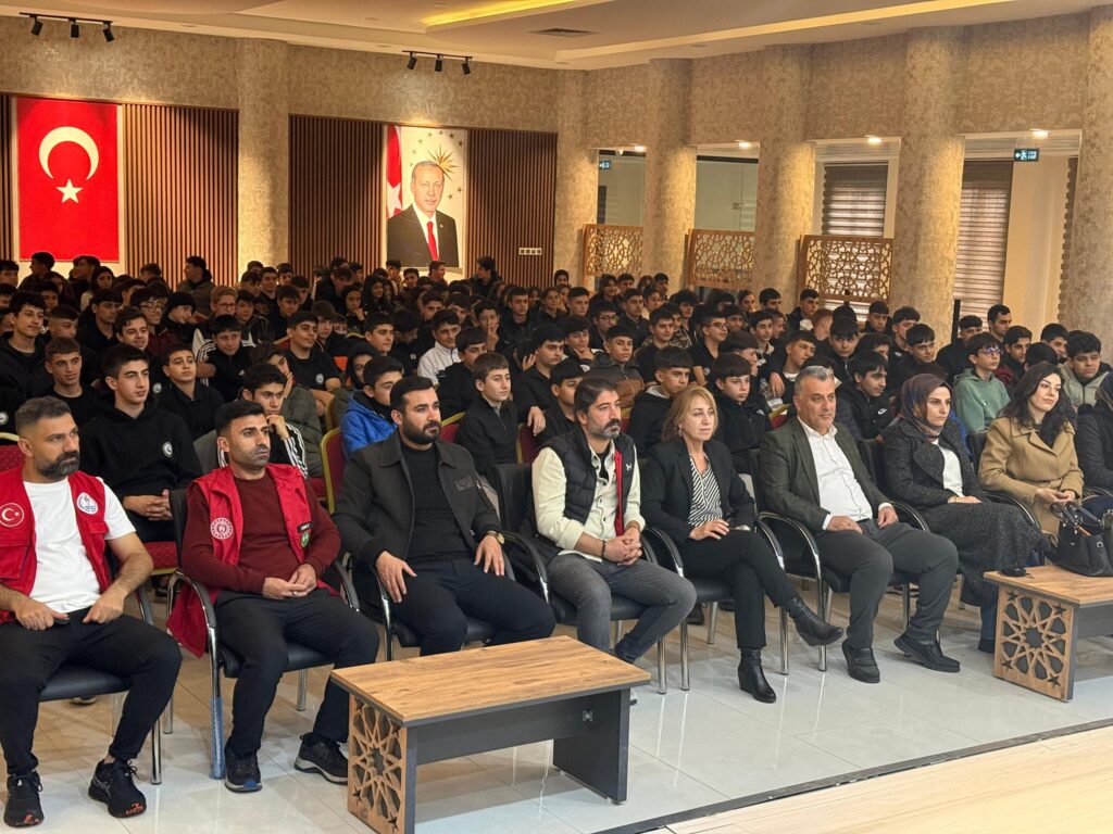 LİSELERDE GENÇLİK MERKEZİ TANITIMI SÜRÜYOR