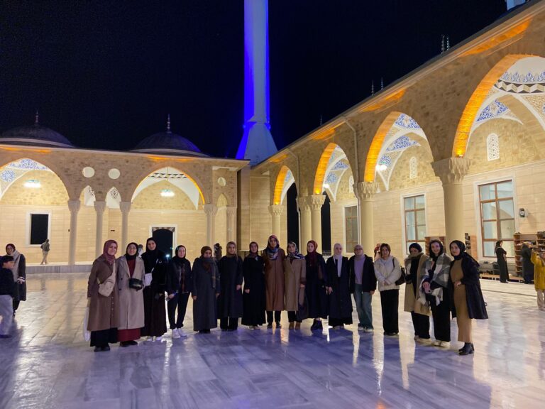 YURT ÖĞRENCİLERİNDEN KANDİL PROGRAMINA MANEVİ KATILIM